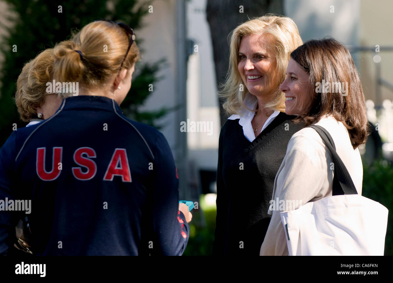 16. Juni 2012 - Gladstone, NJ, USA - Ann Romney chats mit Freunden während der nationalen Grand Prix Dressur Meisterschaft Hauptquartier der United States Equestrian Federation.  Ihr Pferd, Rafalca, platziert Dritter und qualifizierte sich für die USA bei den Olympischen Spielen 2012 in London vertreten. Stockfoto