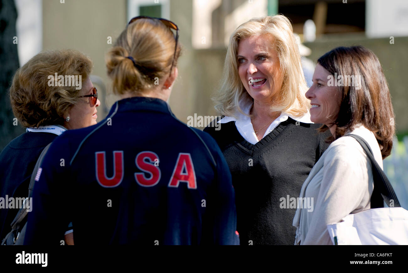 16. Juni 2012 - Gladstone, NJ, USA - Ann Romney chats mit Freunden während der nationalen Grand Prix Dressur Meisterschaft Hauptquartier der United States Equestrian Federation.  Ihr Pferd, Rafalca, platziert Dritter und qualifizierte sich für die USA bei den Olympischen Spielen 2012 in London vertreten. Stockfoto