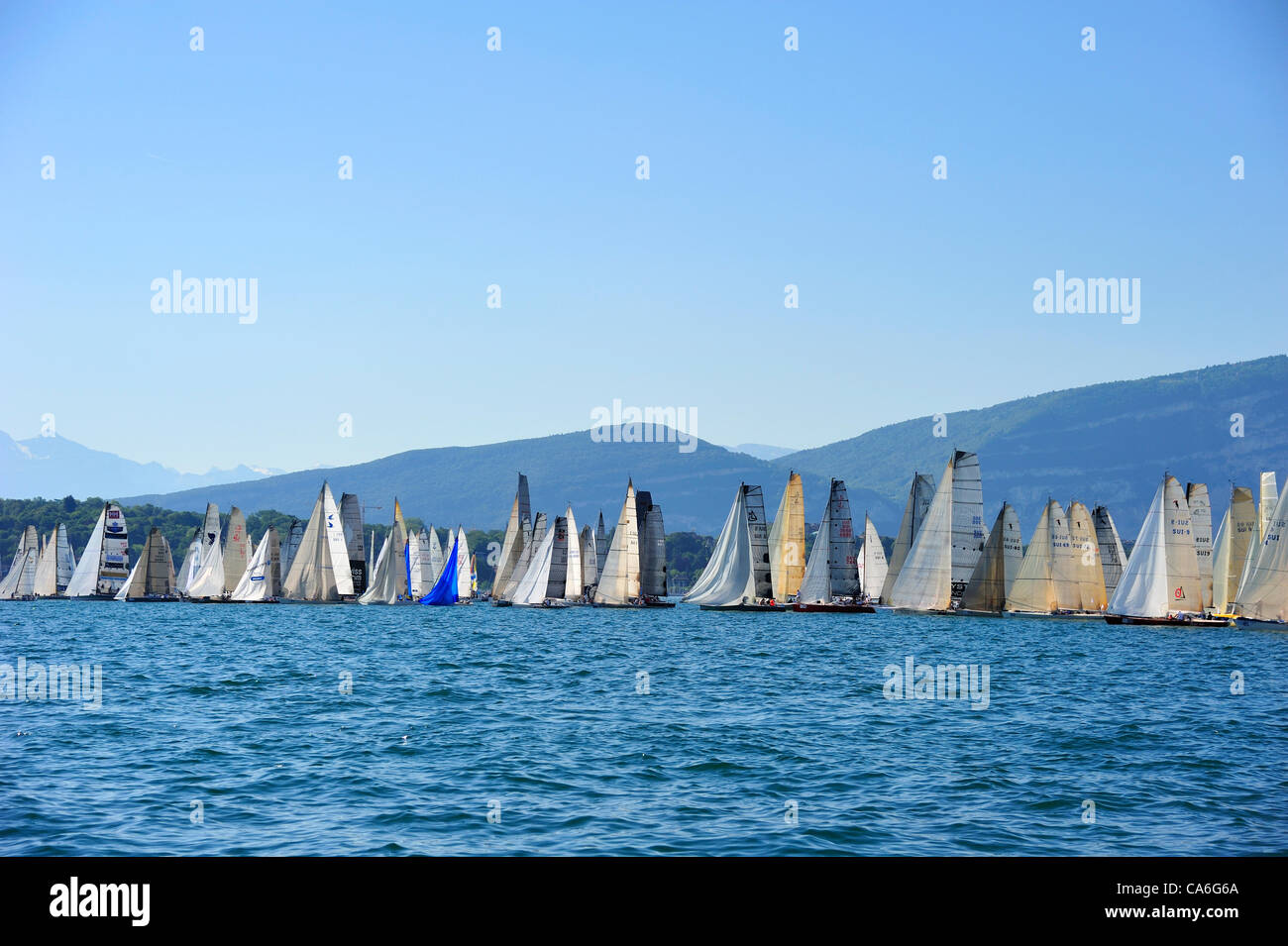 Die Startlinie der jährlichen Bol d ' or Segeln Rennen am Genfer See (Lac Léman), ein paar Sekunden nach dem Start mit Yachten Einstellung aus. Das Rennen umfasst, 60km von einem Ende des Sees nach der anderen. Alpen im Hintergrund. Stockfoto