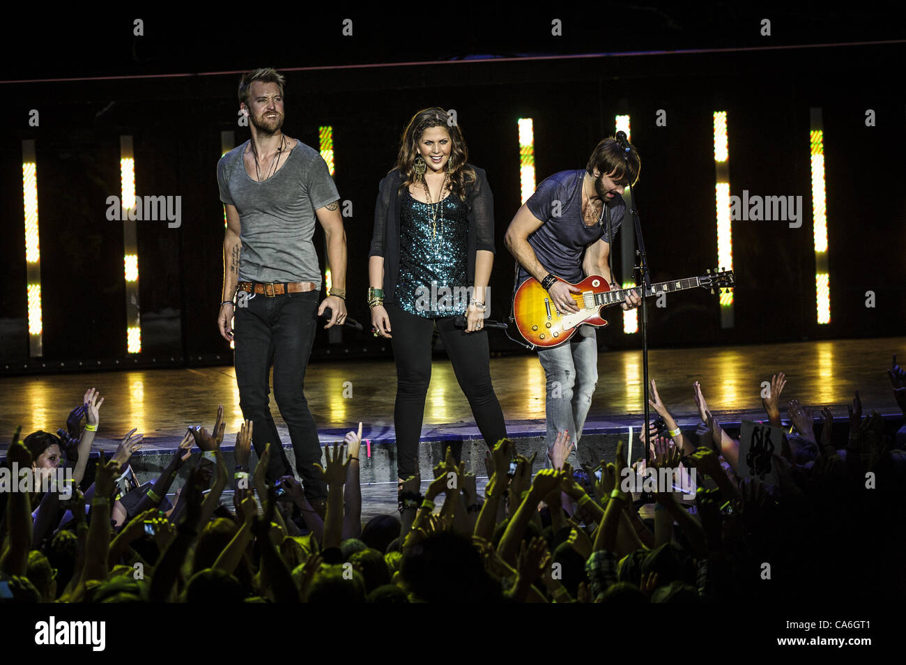 16. Juni 2012 - Toronto, Ontario, Canada - US-amerikanischer Country pop Musikgruppe Lady Antebellum live im Molson Amphitheatre in Toronto während selbst die Nacht 2012 World Tour gespielt. Im Bild - CHARLES KELLEY, HILLARY SCOTT, DAVE HAYWOOD. (Kredit-Bild: © Igor Vidyashev/ZUMAPRESS.com) Stockfoto