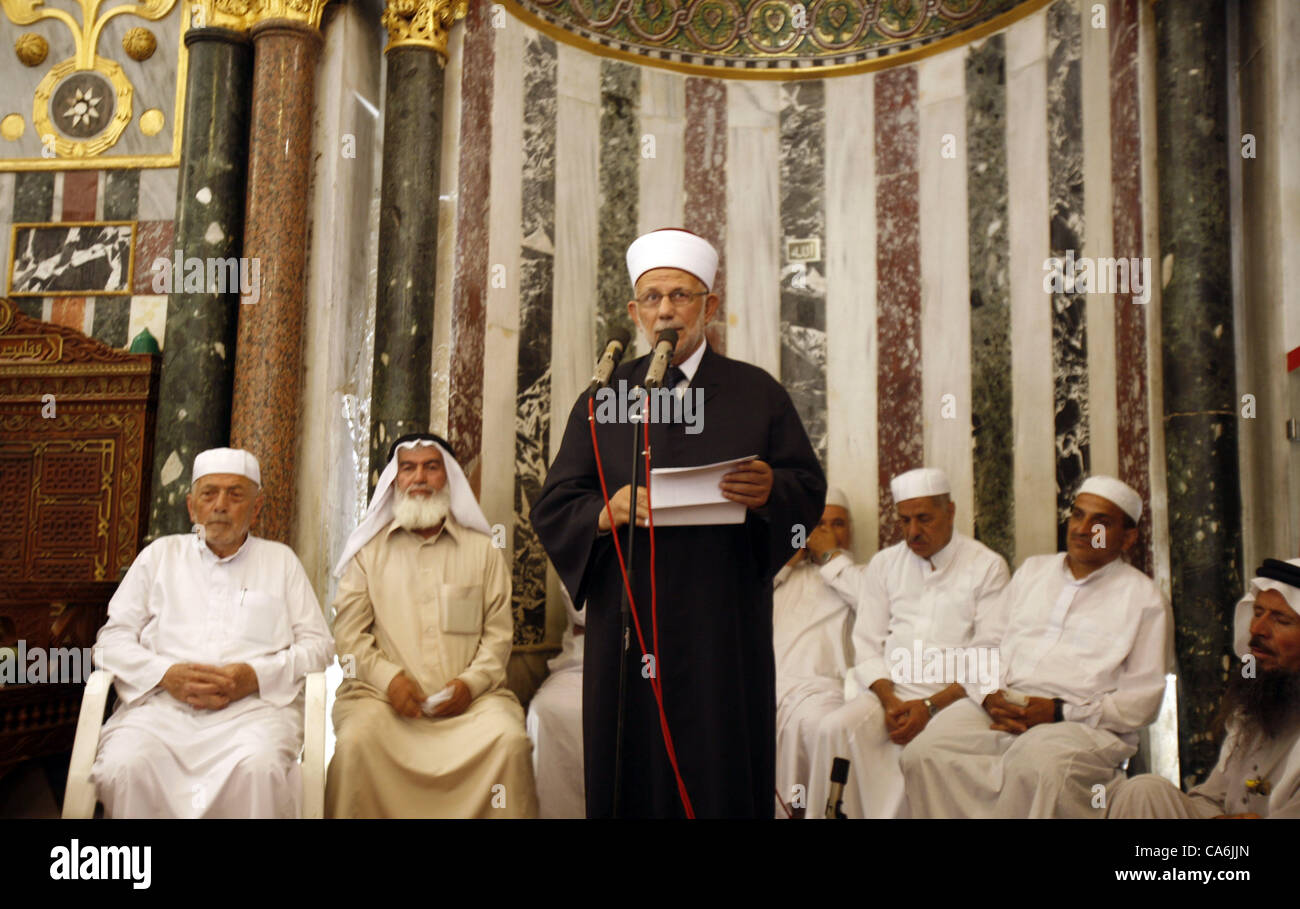 17. Juni 2012 - Jerusalem, Jerusalem, Palästina - islamischen Gesang Chor Teilnahme an einer Feier der islamische Feiertag der Isra Mi'raj in der Al-Aqsa-Moschee in der Altstadt von Jerusalem am 17. Juni 2012. Der Feiertag markiert, was Muslime glauben Prophet Mohammad Reise von Mekka t ist Stockfoto