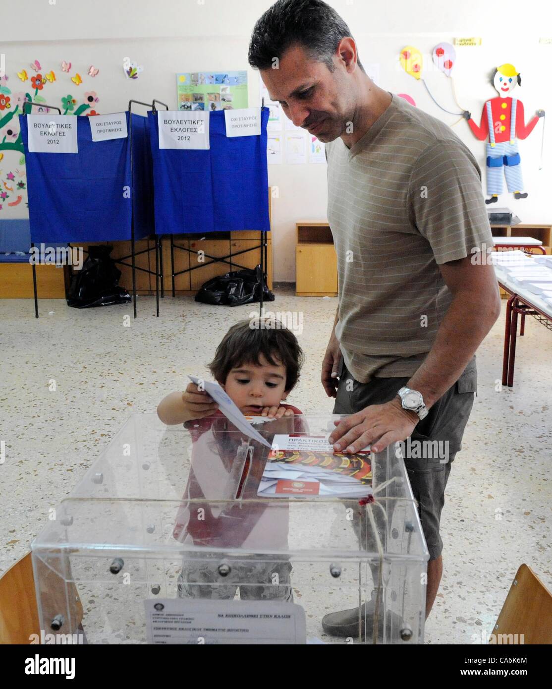 17. Juni 2012 Athen Griechenland - Wahlen in Griechenland. Ein Mann warf seine Stimme an der Wahlurne.- Stockfoto