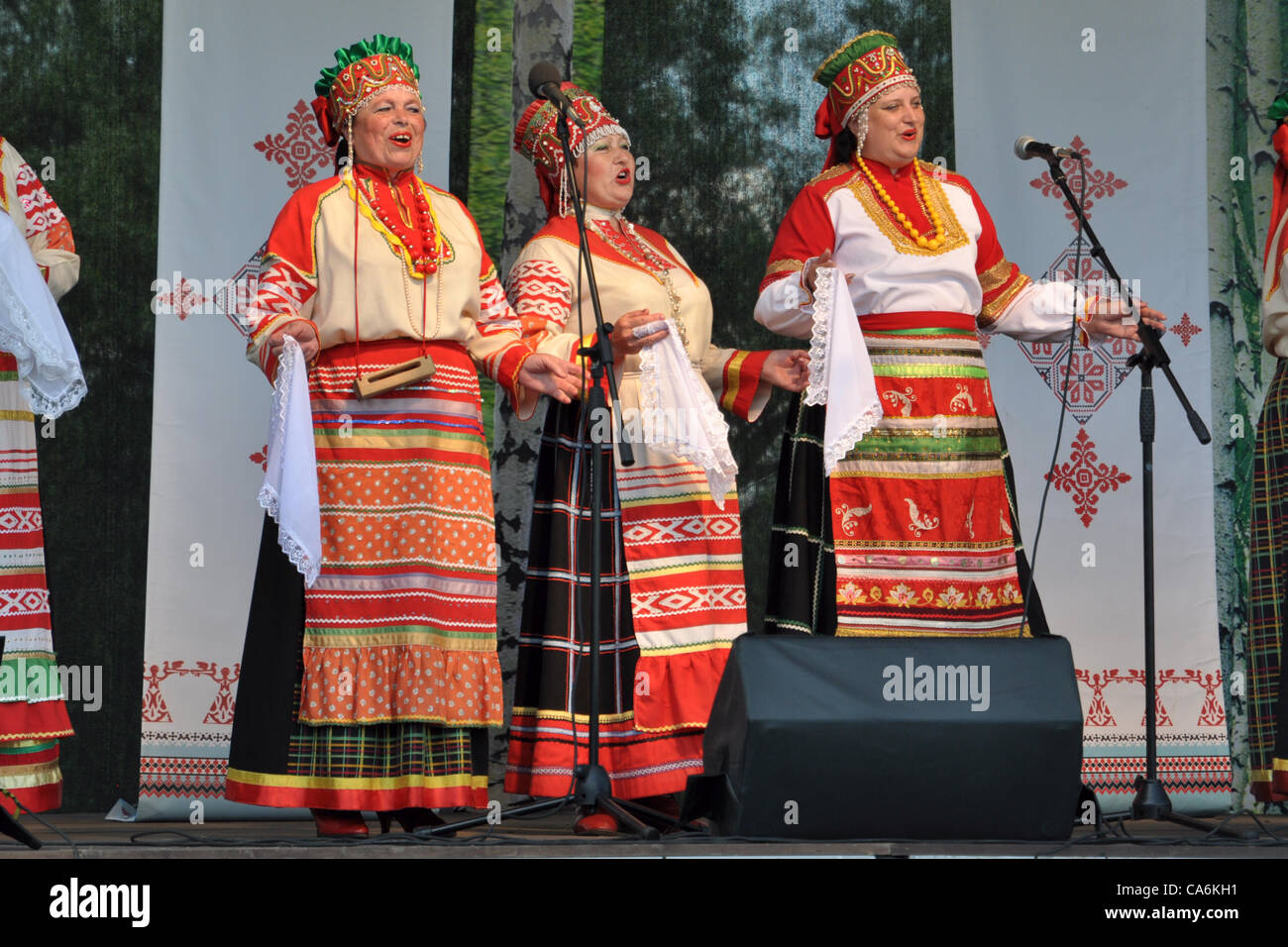 Russisches Lied Ensemble 'Veselyi Suvenir' (Russland) auf der Bühne Stockfoto