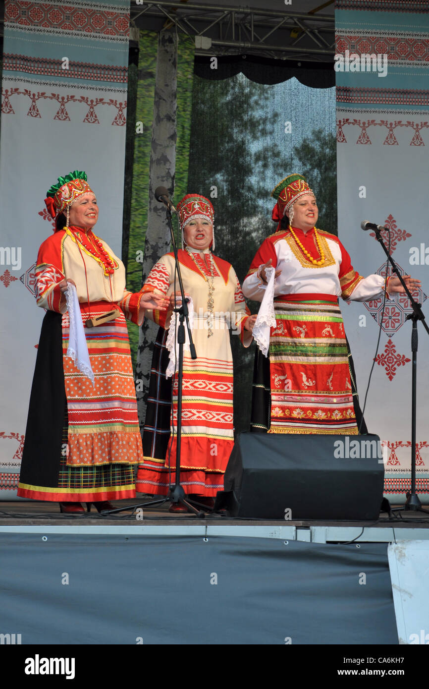Russisches Lied Ensemble 'Veselyi Suvenir' (Russland) auf der Bühne Stockfoto