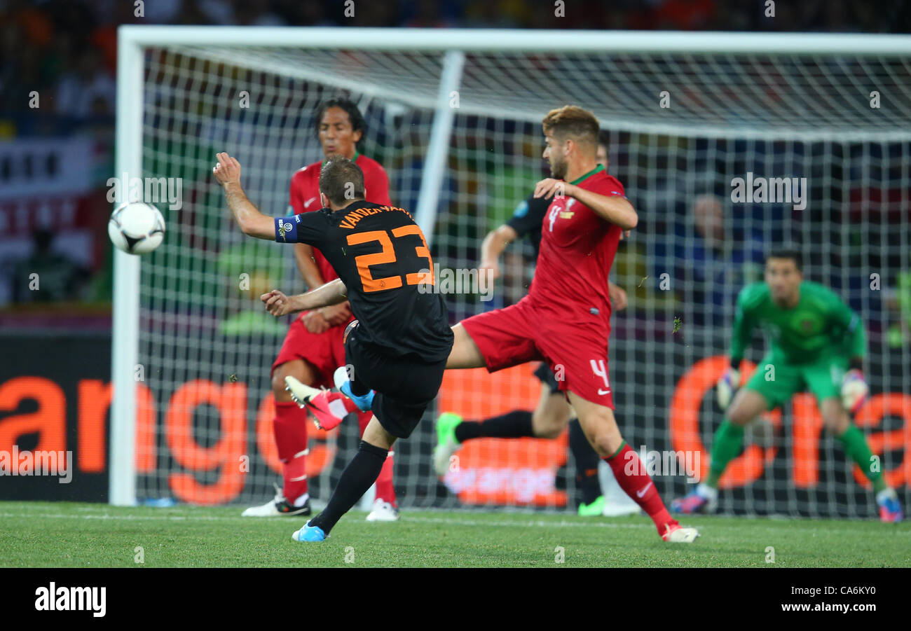 RAFAEL VAN DER VAART schießt Tor PORTUGAL V HOLLAND EURO 2012 METALIST Stadion Charkow UKRAINE UKRAINE 17 Juni 2012 Stockfoto