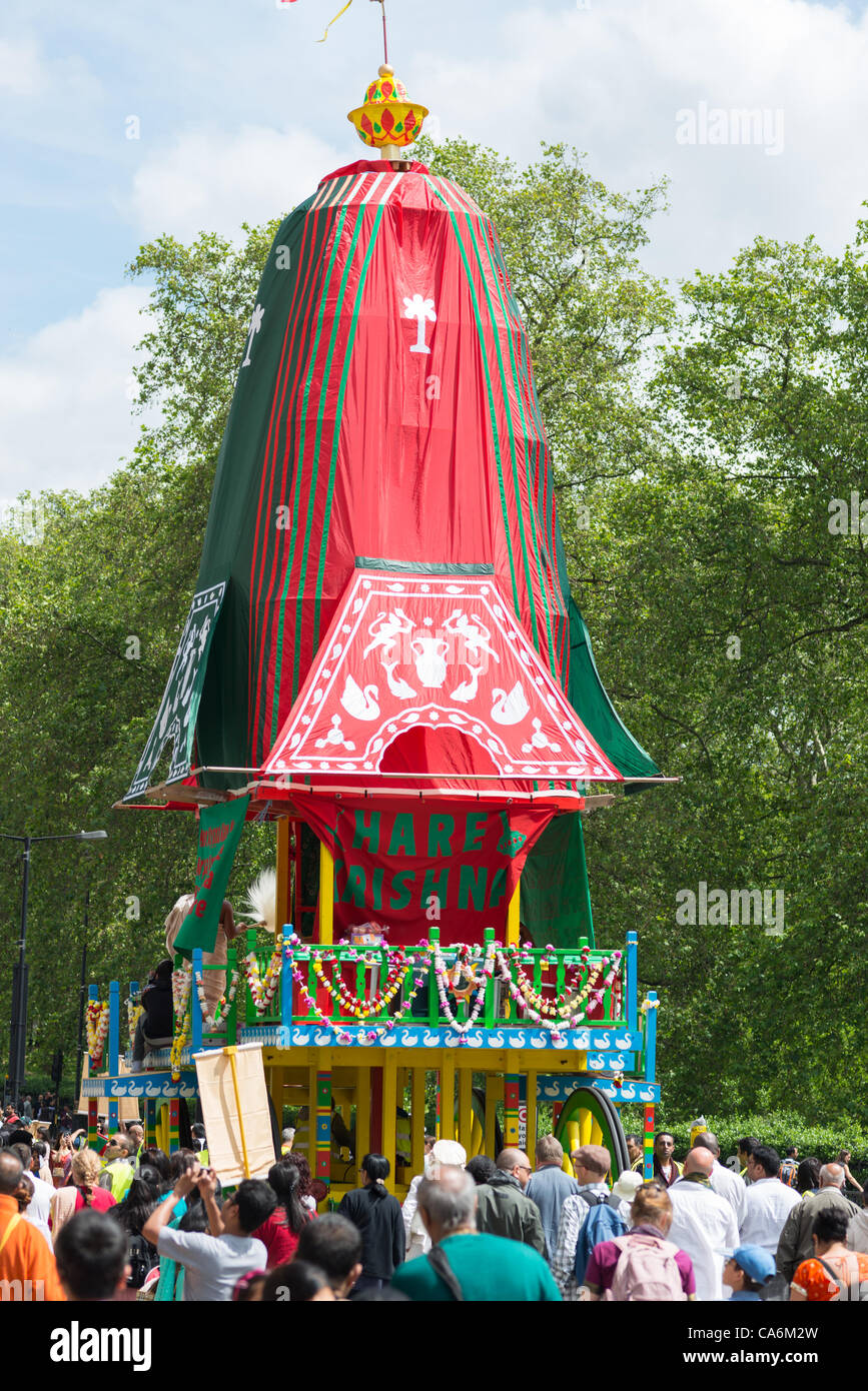 London, Großbritannien. 17 Juni, 2012. Rathayatra Parade mit großen Massen von Hare Krishna Anhänger in London. Stockfoto