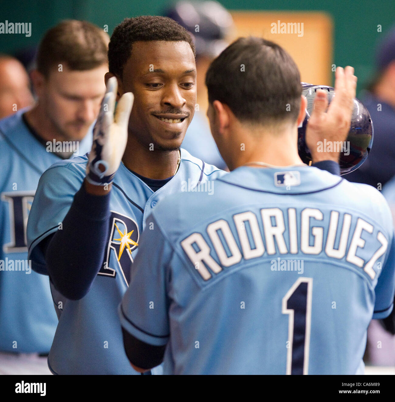 17. Juni 2012 - St. Petersburg, FL, USA - JAMES BORCHUCK |   Times.SP 354496 BORC rays (17.06.12) (St. Petersburg, FL) B.J. Upton ist gratulierte von Sean Rodriguez auf der Trainerbank nach seinem Solo Homer in der ersten während der Strahlen-Spiel gegen die Miami Marlins im Tropicana Field Sonntag, 17 Juni 201 Stockfoto