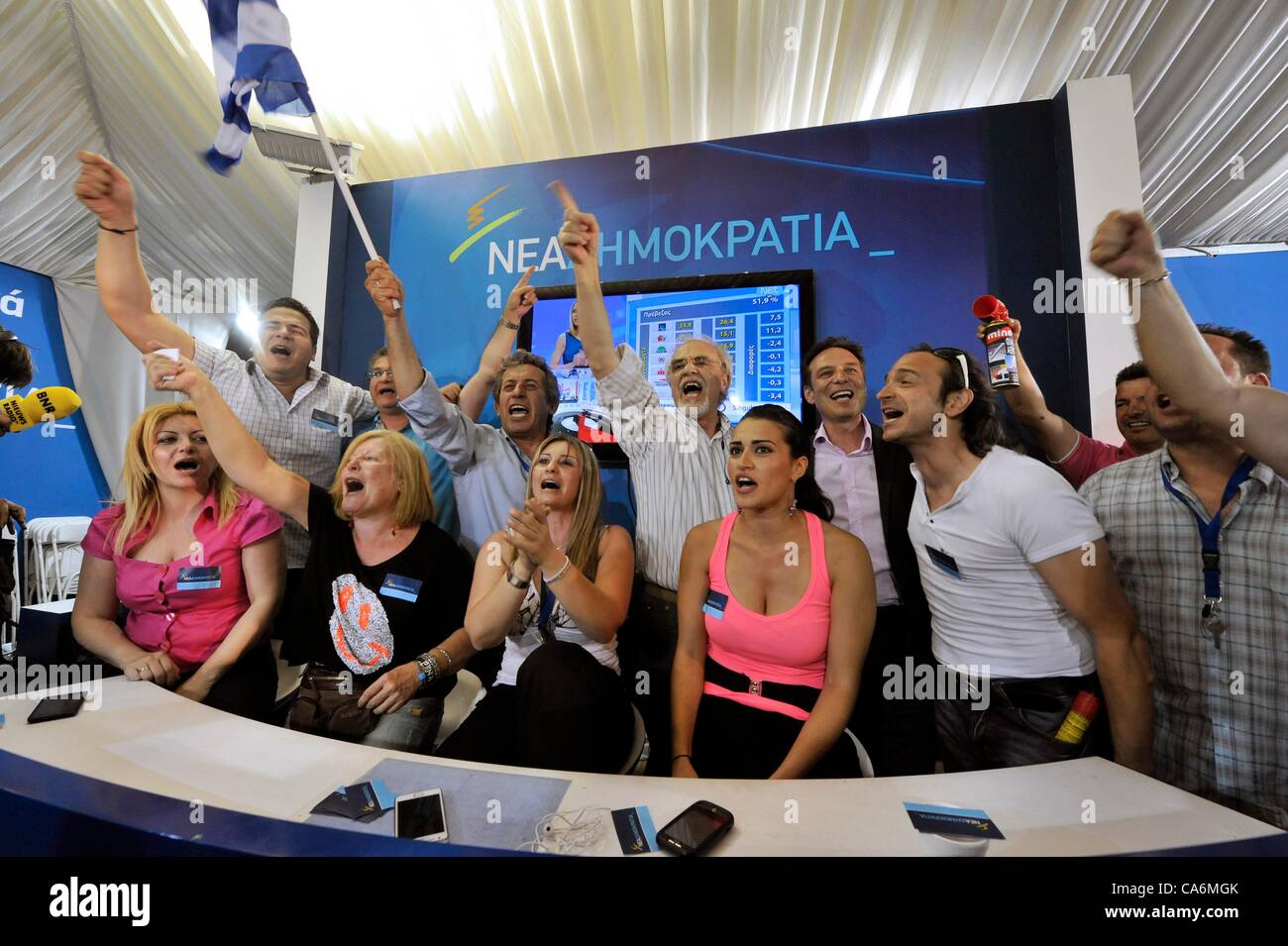 17. Juni 2012 Athen Griechenland - Wahlen in Griechenland - Nea Dimokratia Partei Fans feiern die Wahlergebnisse. Wahlergebnisse zeigten neue Demokratie gewinnen gegen linke Partei SYRIZA. Stockfoto