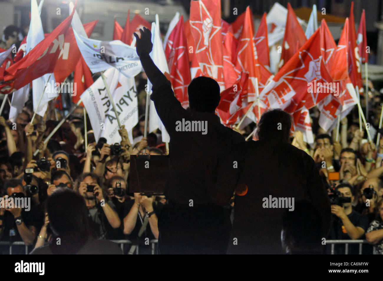 17. Juni 2012 Athen Griechenland - Wahlen in Griechenland - Alexis Tsipras, Führer der radikalen linken Koalition (SYRIZA), dank seiner Unterstützer außerhalb der Universität Athen. Syriza rangiert zweite Partei. Alexis Tsipras mit Manolis Glezos im Bild. Stockfoto
