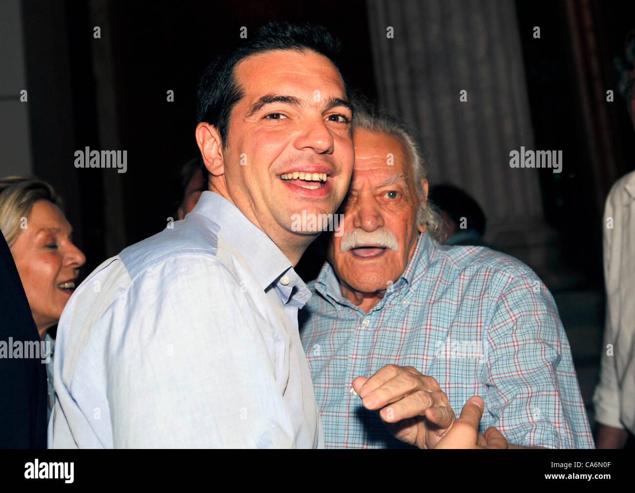 17. Juni 2012 Athen Griechenland - Wahlen in Griechenland - Alexis Tsipras, Führer der radikalen linken Koalition (SYRIZA), dank seiner Unterstützer außerhalb der Universität Athen. Syriza rangiert zweite Partei. Alexis Tsipras mit Manolis Glezos im Bild. Stockfoto