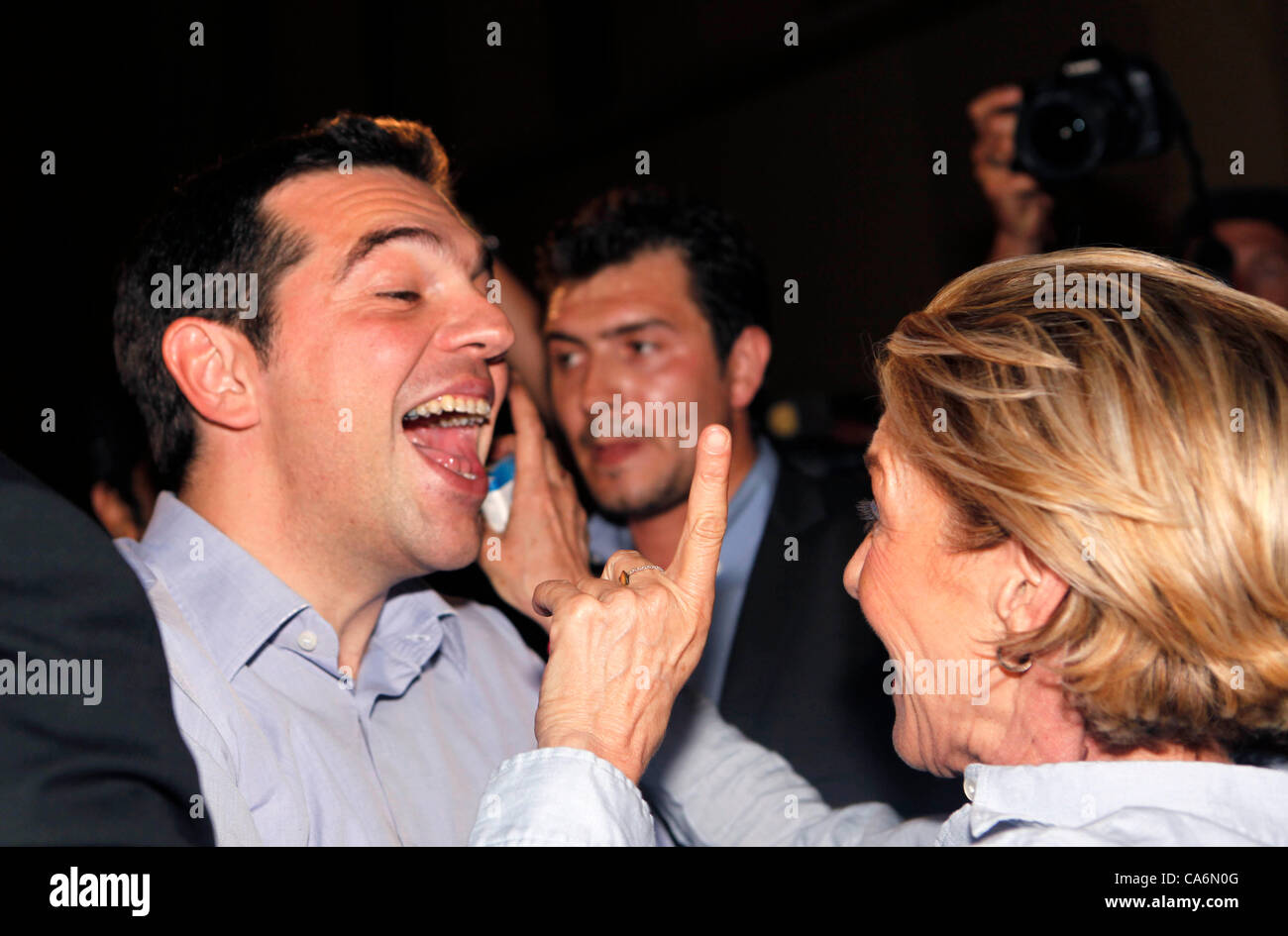 17. Juni 2012 Athen Griechenland - Wahlen in Griechenland - Alexis Tsipras, Führer der radikalen linken Koalition (SYRIZA), dank seiner Unterstützer außerhalb der Universität Athen. Syriza rangiert zweite Partei. Stockfoto