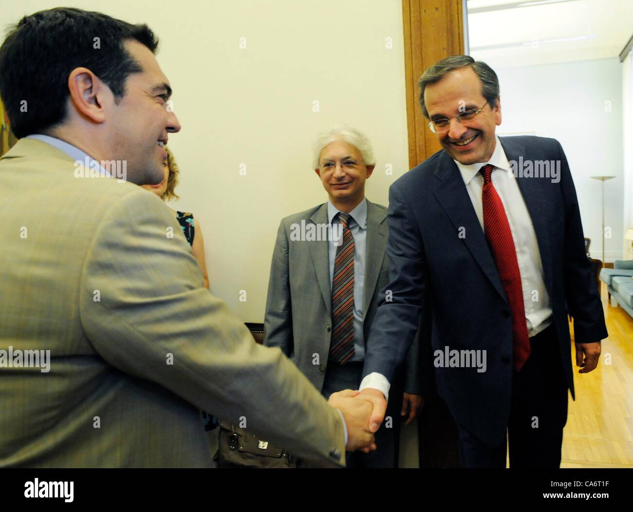 Athen, Griechenland. 18. Juni 2012. Der Anführer der Nea Dimokratia, Antonis Samaras und Alexis Tsipras Syriza Partei treffen. Samaras versucht, einer Koalition nach den Wahlen am 17. Juni zu gewinnen. Stockfoto