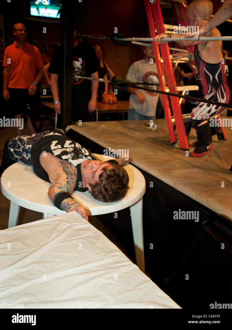 Manassas, Virginia, 15. Juni 2012 - Die halben Pint Brawlers wurden in Northern Virginia für einige großartige Unterhaltung. Der Schauplatz war die harte Zeiten Cafe in Manassas. Die Show endete abrupt, als "Marionette der böse Zwerg" aus dem dritten Seil sprang, Landung auf Eric Smalls, seine Gegner, Zerschlagung durch eine Tabelle Gesicht zuerst auf den Boden. Credit: Ken Howard/Alamy Stockfoto