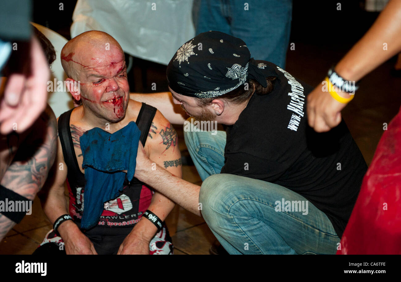 Manassas, Virginia, 15. Juni 2012 - Die halben Pint Brawlers wurden in Northern Virginia für einige großartige Unterhaltung. Der Schauplatz war die harte Zeiten Cafe in Manassas. Die Show endete abrupt, als "Marionette der böse Zwerg" aus dem dritten Seil sprang, Landung auf Eric Smalls, seine Gegner, Zerschlagung durch eine Tabelle Gesicht zuerst auf den Boden. Credit: Ken Howard/Alamy Stockfoto