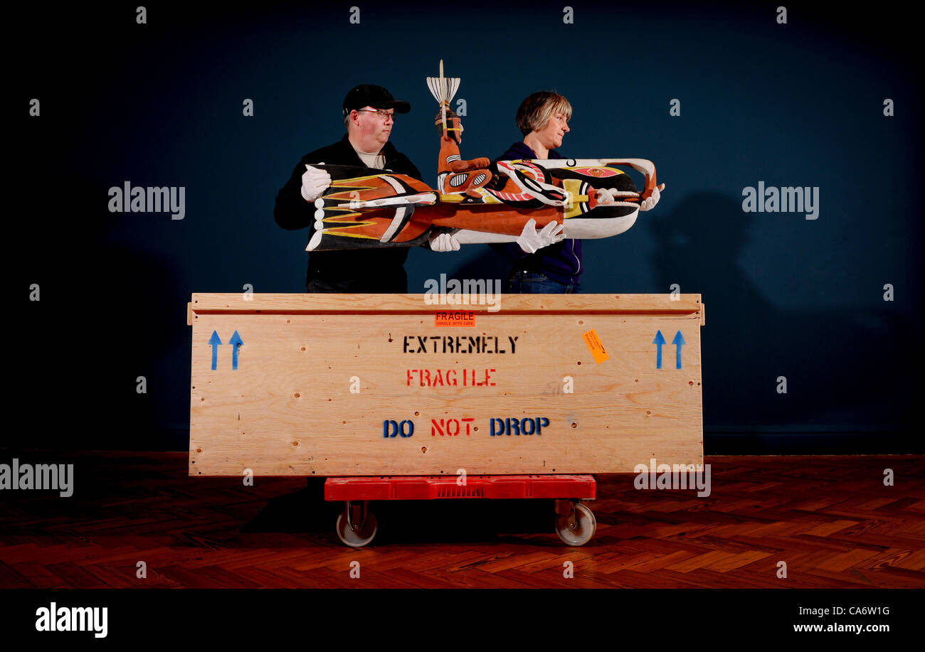 Kuratoren mit Big-Mund Fisch Skulptur, erworben aus Neuirland für Welt-Geschichten: Young Voices, die neue Galerie der Ethnographie in Brighton Museum. Eröffnung Samstag, 23 Juni, ist es im Südosten Museum Vorzeigeprojekt für London 2012, die kulturelle Verständigung durch spannende zeigt. Stockfoto