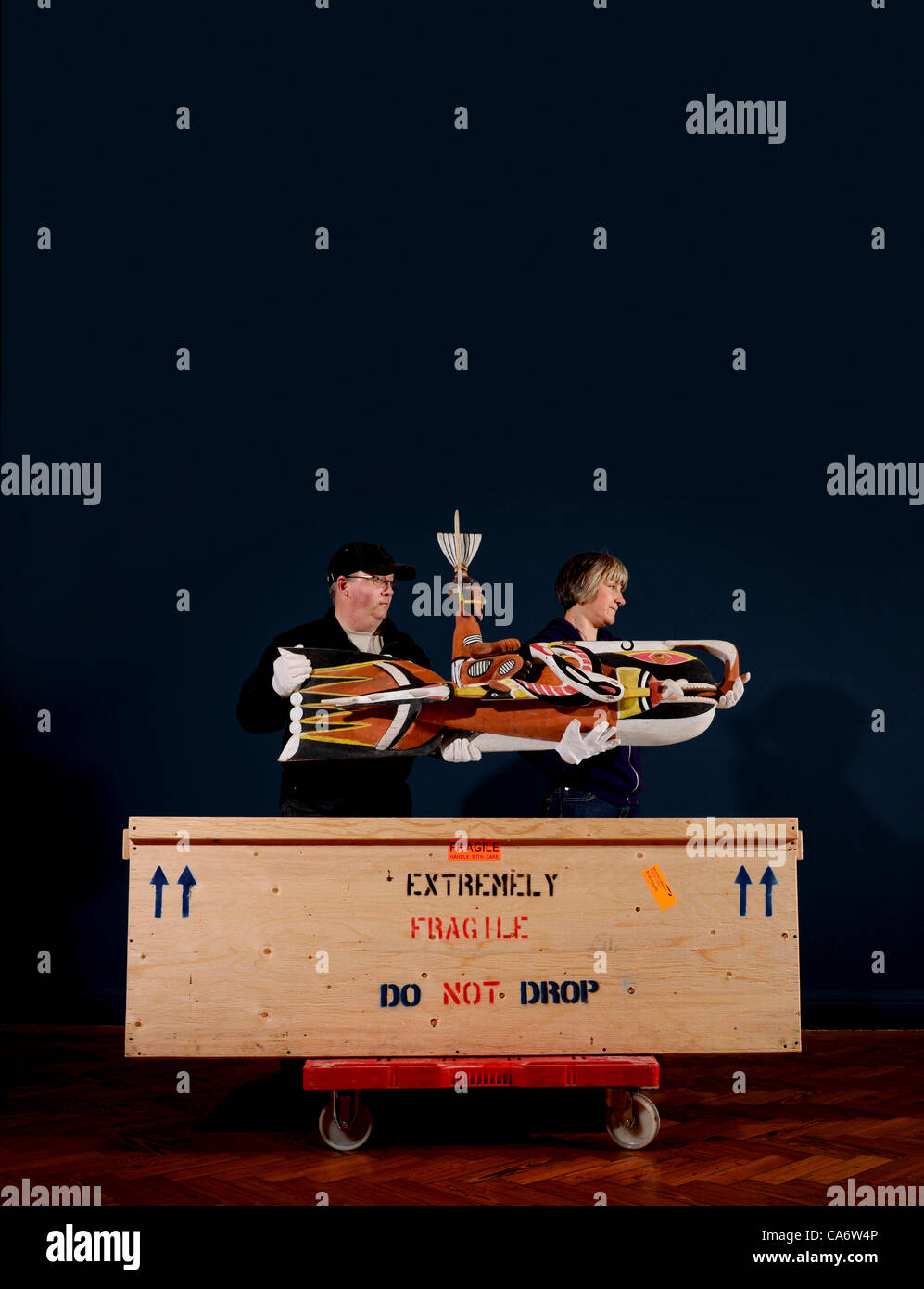 Kuratoren mit Big-Mund Fisch Skulptur, erworben aus Neuirland für Welt-Geschichten: Young Voices, die neue Galerie der Ethnographie in Brighton Museum. Eröffnung Samstag, 23 Juni, ist es im Südosten Museum Vorzeigeprojekt für London 2012, die kulturelle Verständigung durch spannende zeigt. Stockfoto