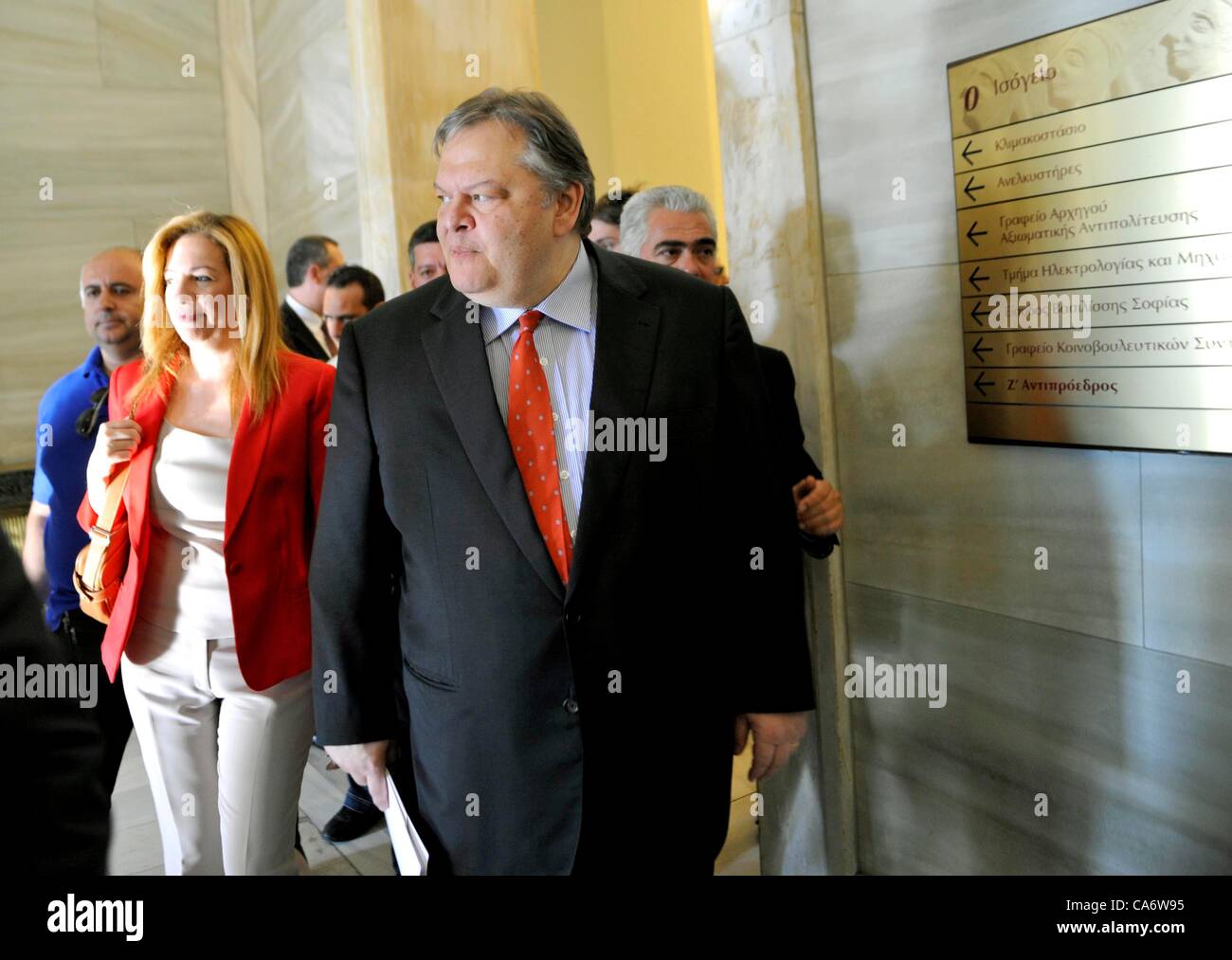18. Juni 2012 party-Athen, Griechenland - treffen zwischen der Anführer der Nea Dimokratia, Antonis Samaras und Evangelos Venizelos von Pasok. Samaras versucht, eine Koalitionsregierung zu bilden, nach den Wahlen am 17. Juni zu gewinnen. Die sozialistische PASOK vereinbart im Prinzip um eine Koalition mit der neuen Demokratie zu bilden. Stockfoto