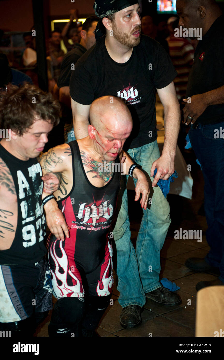 Manassas, Virginia, 15. Juni 2012 - Die halben Pint Brawlers wurden in Northern Virginia für einige großartige Unterhaltung. Der Schauplatz war die harte Zeiten Cafe in Manassas. Die Show endete abrupt, als "Marionette der böse Zwerg" aus dem dritten Seil sprang, Landung auf Eric Smalls, seine Gegner, Zerschlagung durch eine Tabelle Gesicht zuerst auf den Boden. Credit: Ken Howard/Alamy Stockfoto