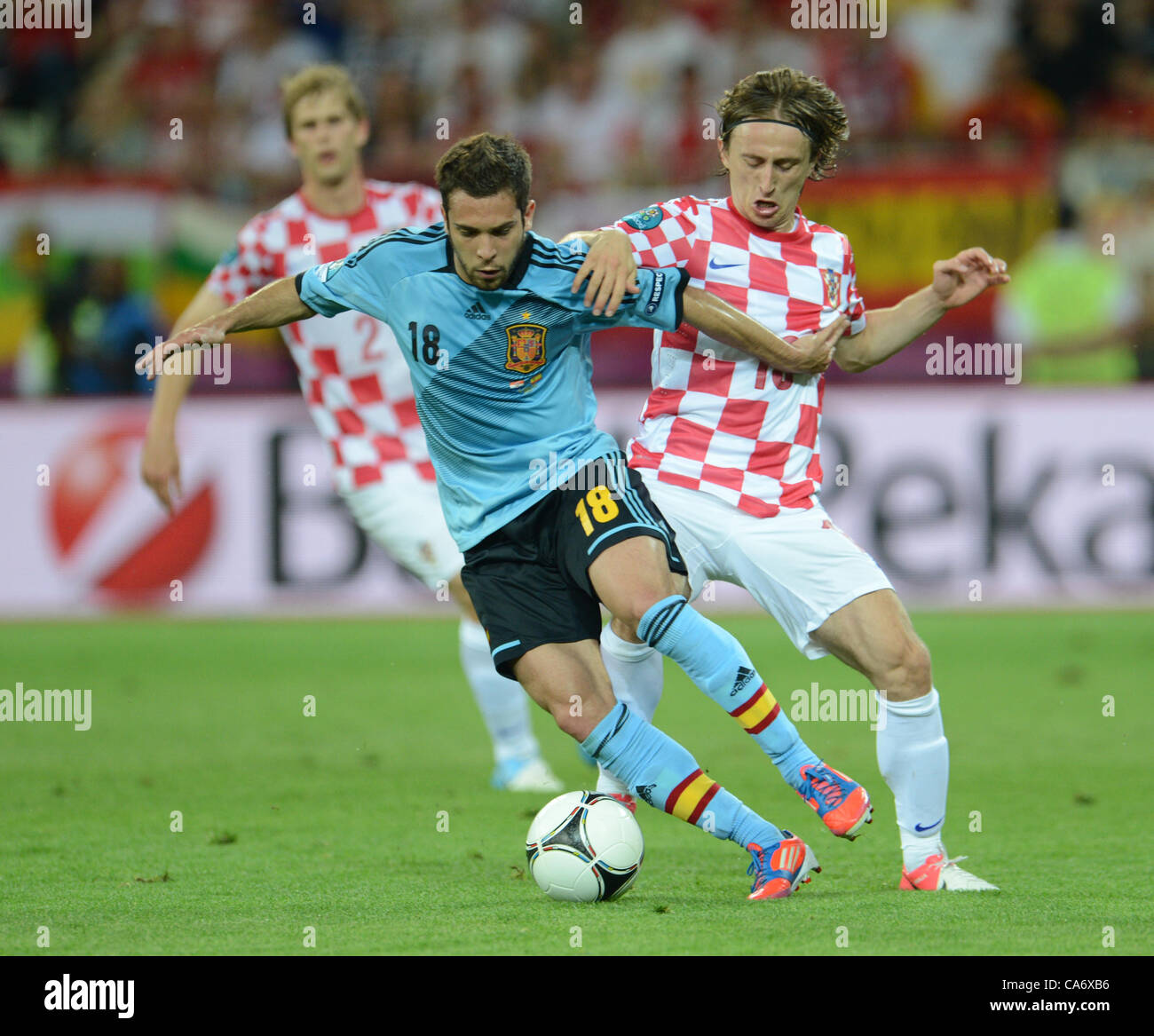 18.06.2012. Danzig, Polen.  Kroatiens Luka Modric (R) und Spaniens Jordi Alba wetteifern um die Kugel während der UEFA EURO 2012-Gruppe C-Fußballspiel Spanien Vs Italien im Arena Gdansk in Danzig, 18. Juni 2012. Stockfoto