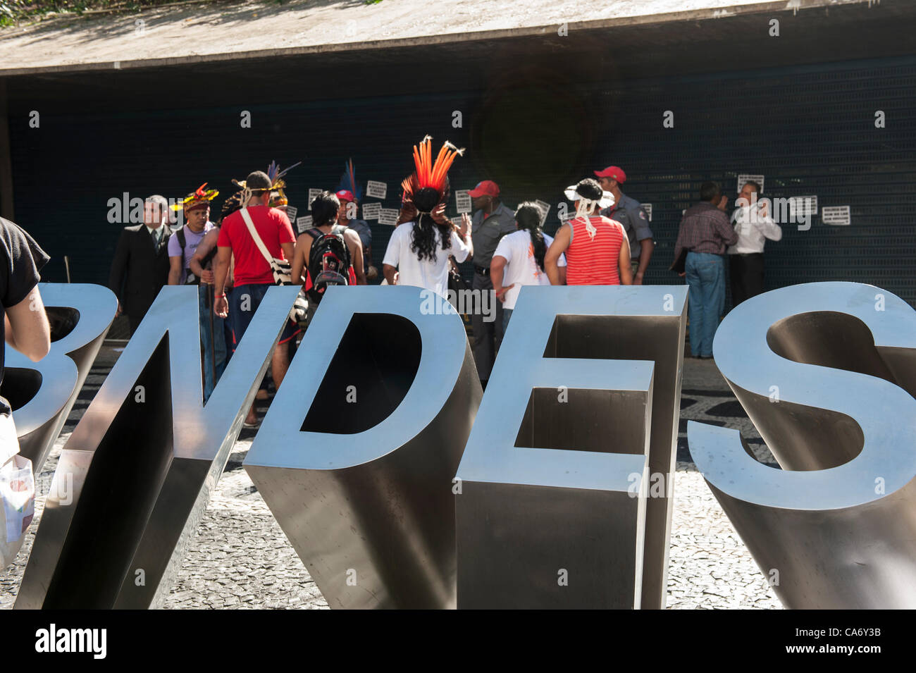 Vertreter der indigenen Völker zu gewinnen eine Anhörung im BNDES, die brasilianische nationale Entwicklungsbank, nach einem Fußmarsch von der Volksrepublik Gipfel auf der Konferenz der Vereinten Nationen für nachhaltige Entwicklung (Rio + 20), Rio De Janeiro, Brasilien, 18. Juni 2012. Foto © Sue Cunningham. Stockfoto