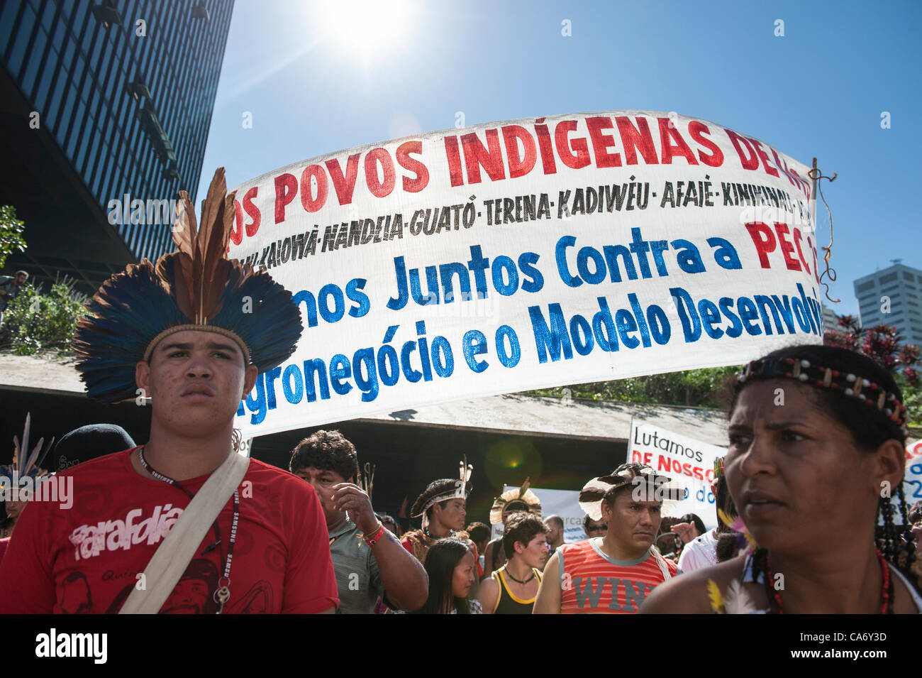 Indigenes Volk mit einem Banner protestieren außerhalb BNDES, die brasilianische Entwicklungsbank nach marschieren aus der Volksrepublik Gipfel auf der Konferenz der Vereinten Nationen für nachhaltige Entwicklung (Rio + 20), Rio De Janeiro, Brasilien, 18. Juni 2012. Foto © Sue Cunningham. Stockfoto