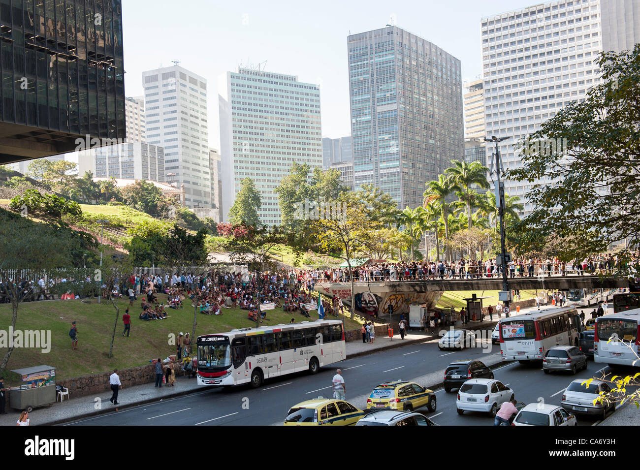 Ein Strom der indigenen Bevölkerung und Frauen marschieren Protest BNDES, die brasilianische nationale Entwicklungsbank aus der Volksrepublik Gipfel auf der Konferenz der Vereinten Nationen für nachhaltige Entwicklung (Rio + 20), Rio De Janeiro, Brasilien, 18. Juni 2012. Foto © Sue Cunningham. Stockfoto