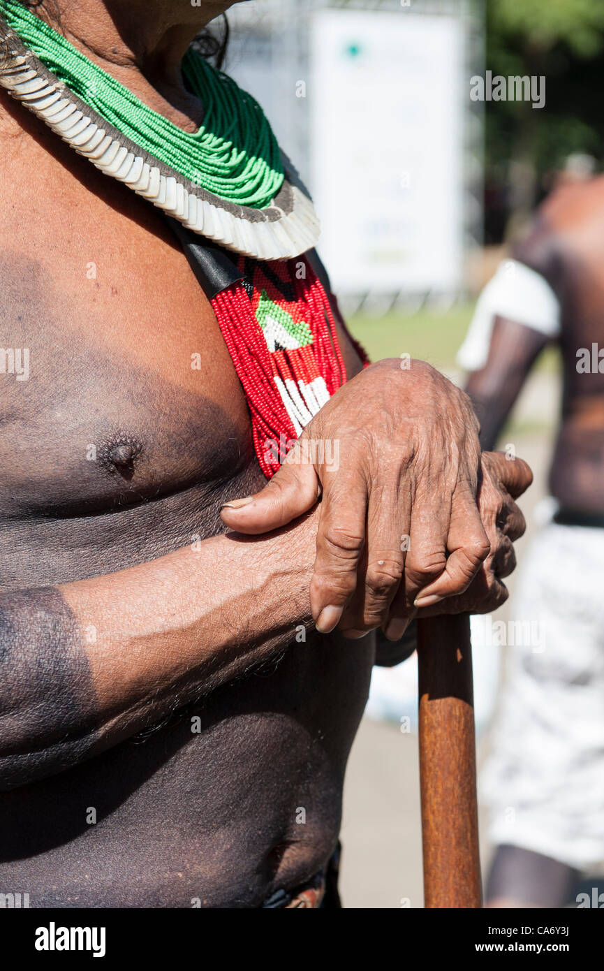 Chief Raoni Txucarramãe braucht eine Pause, die Hände gefaltet auf dem Gipfel seiner Kriegskeule Borduna. Die Menschen Gipfel auf der Konferenz der Vereinten Nationen für nachhaltige Entwicklung (Rio + 20), Rio De Janeiro, Brasilien, 18. Juni 2012. Foto © Sue Cunningham. Stockfoto