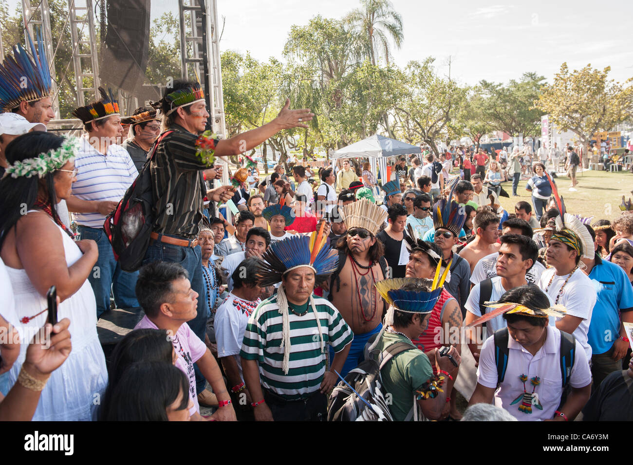 Indigene Menschen verschiedener ethnischer Gruppen bereiten sich auf eine spontane Demonstration in den Geschäftsräumen der BNDES, die brasilianische Entwicklungsbank. Die Menschen auf dem Gipfel auf der Konferenz der Vereinten Nationen für Nachhaltige Entwicklung (Rio+20), Rio de Janeiro, Brasilien, 18. Juni 2012. Foto © Sue Cunningham. Stockfoto