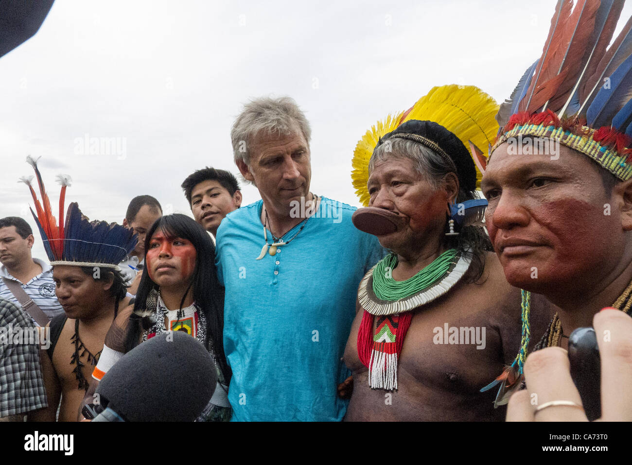 Aerial Künstler John Quigley und Kayapo Chief Raoni an der menschlichen Banner am Strand von Flamengo, versammelt, um protest gegen den Bau von Staudämmen in Brasilien. UN-Konferenz über nachhaltige Entwicklung (Rio + 20), Rio De Janeiro, Brasilien, 18. Juni 2012. Foto © Patrick Cunningham. Stockfoto
