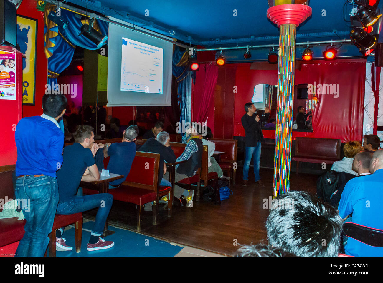 Paris, Frankreich, Menschen im Inneren mit 30. Jahrestag der AIDS-Krise, Gay Men es Prävention Strategie Public Meeting, Präsentation Stockfoto