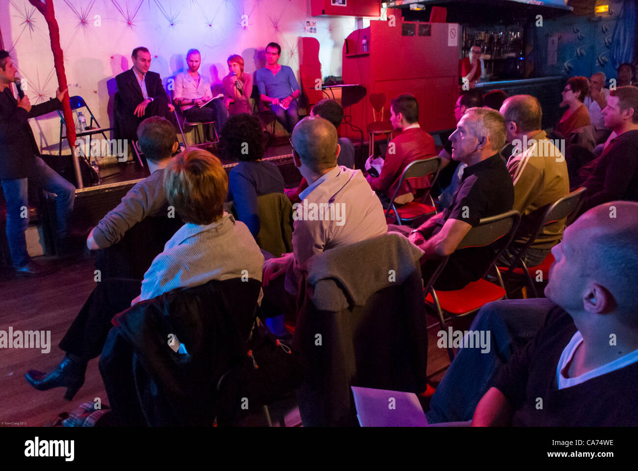 Paris, Frankreich, Podiumsdiskussorium mit Publikum, AIDS-Krise, Public Meeting zur Präventionsstrategie für Homosexuelle Männer, Prep, IPERGAY, Publikum zur Präexpositionsprophylaxe, Öffentlicher Redner, der spricht Stockfoto