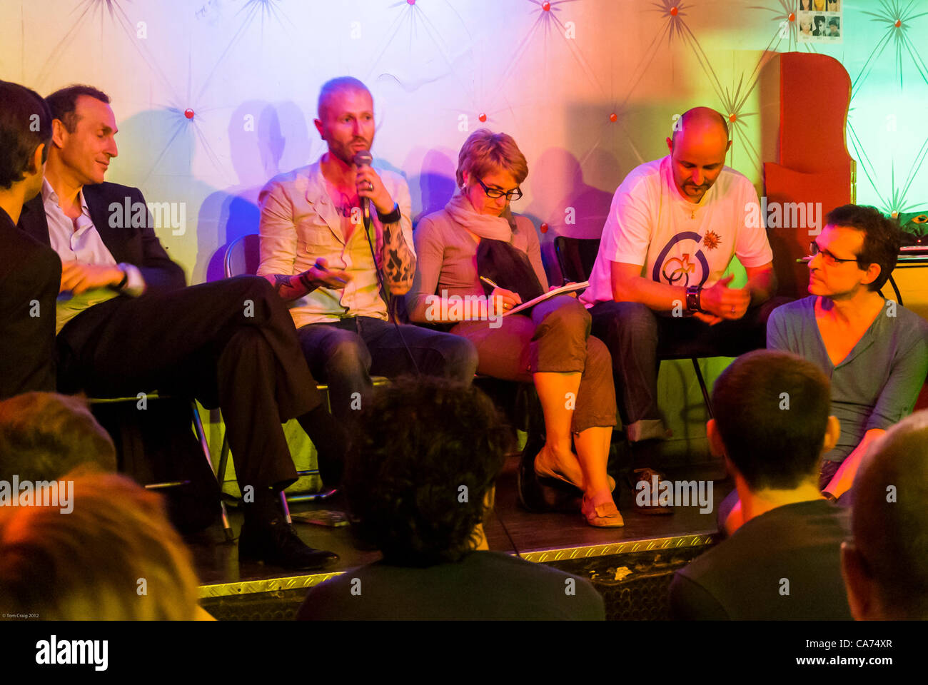 Paris, Frankreich, AIDS Crisis, Gay Men's Prevention Strategy Public Meeting, Panel of Speakers Prep, IPERGAY, „Pre Exposure Prophylaxis“ (Francois Bodecot), Public Speaker giving Talk, essais Cliniques Stockfoto