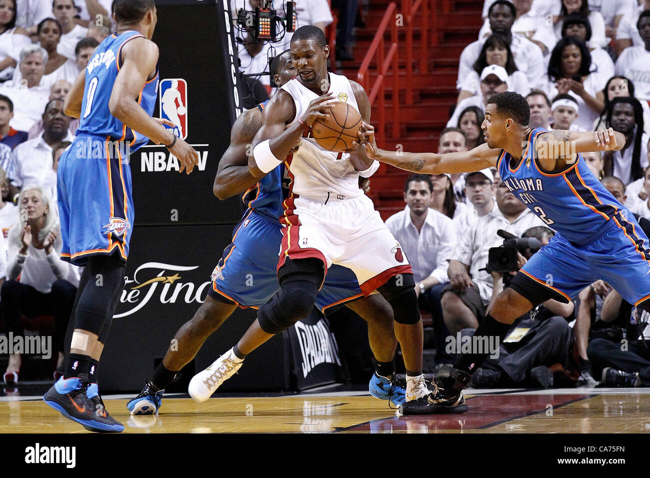 19.06.2012. Miami, Florida, USA.  Oklahoma City Thunder Center Kendrick Perkins (5) und Oklahoma City Thunder shooting Guard Thabo Sefolosha (2) auf Miami Heat macht verteidigen forward Chris Bosh (1) im ersten Quartal von Spiel 4 der NBA Finals 2012, Donner bei Hitze, in der American Airlines Arena in Miami, Florida, USA. Stockfoto