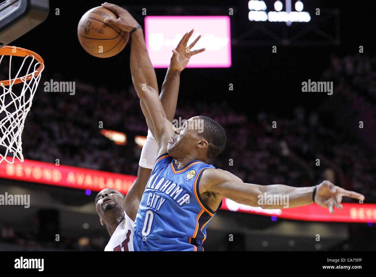 19.06.2012. Miami, Florida, USA.  Oklahoma City Thunder Point Guard Russell Westbrook (0) geht nach vorne für die Dunk über Miami Heat macht Chris Bosh (1) im ersten Quartal von Spiel 4 der NBA Finals 2012, Donner bei Hitze, in der American Airlines Arena in Miami, Florida, USA. Stockfoto