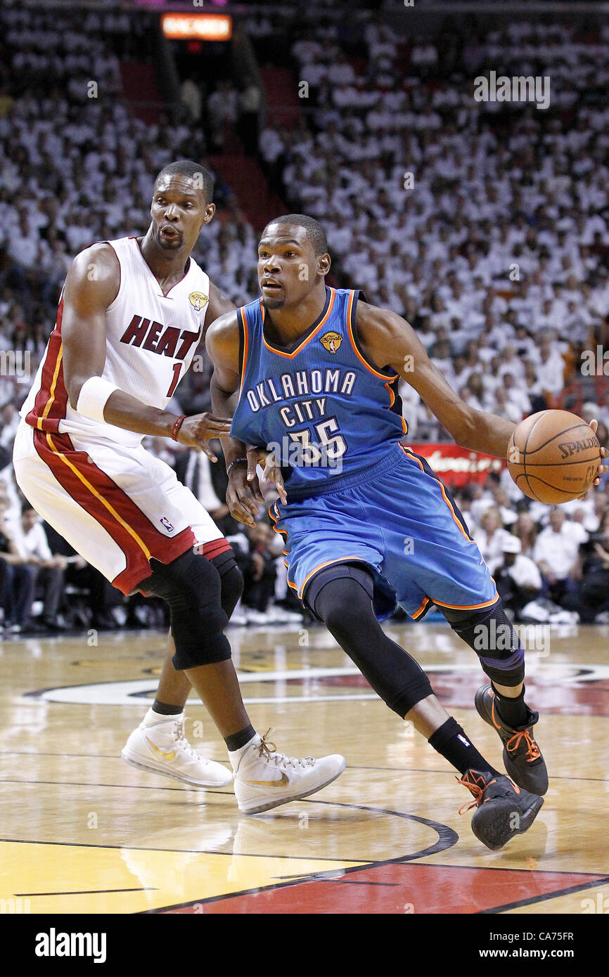 19.06.2012. Miami, Florida, USA.  Oklahoma City Thunder small forward Kevin Durant (35) treibt Vergangenheit Miami Heat power forward Chris Bosh (1) im ersten Quartal von Spiel 4 der NBA-Finals 2012 donnern bei Hitze, in der American Airlines Arena, Miami, Florida, USA. Stockfoto