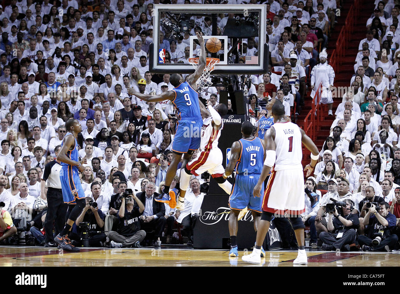 19.06.2012. Miami, Florida, USA.  Miami Heat, die shooting Guard Dwyane Wade (3) von Oklahoma City Thunder Power gefoult wird vorwärts Serge Ibaka (9) im ersten Quartal von Spiel 4 der NBA Finals 2012, Donner bei Hitze, in der American Airlines Arena in Miami, Florida, USA. Stockfoto