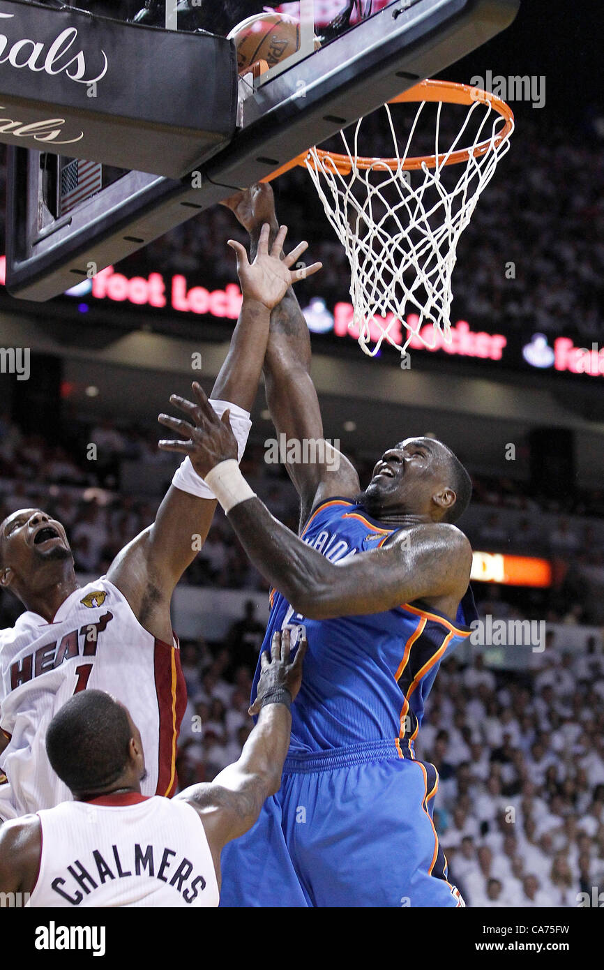 19.06.2012. Miami, Florida, USA.  Oklahoma City Thunder Center Kendrick Perkins (5) geht nach vorne für die Layup Miami Heat macht Chris Bosh (1) im ersten Quartal von Spiel 4 der NBA Finals 2012, Donner bei Hitze, in der American Airlines Arena in Miami, Florida, USA. Stockfoto