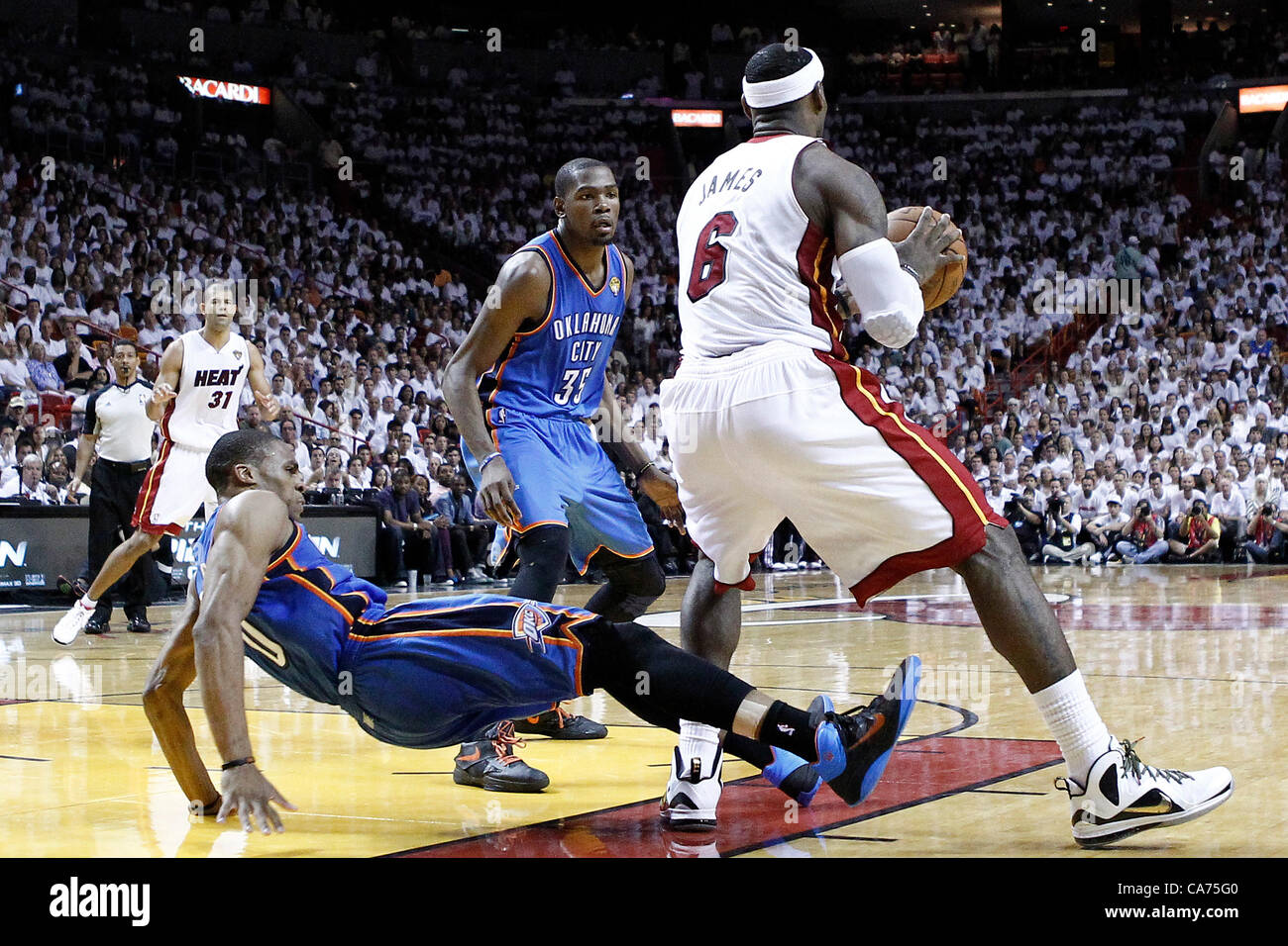 19.06.2012. Miami, Florida, USA.  Miami Heat, die Oklahoma City Thunder Point small forward LeBron James (6) Beiträge guard Russell Westbrook (0), die bei den Miami Heat Fjälls 104-98-Sieg über den Oklahoma City Thunder, in Spiel 4 der NBA Finals 2012 in der American Airlines Arena, Miami, Florida, USA. Stockfoto