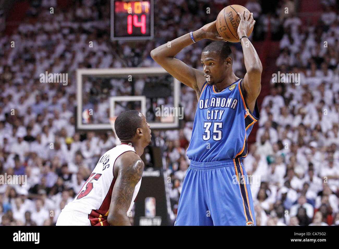 19.06.2012. Miami, Florida, USA.  Oklahoma City Thunder small forward Kevin Durant (35) sieht den Ball über Miami Heat Point Guard Mario Chalmers (15) im ersten Quartal von Spiel 4 der 2012 NBA Finals, Donner bei Hitze, in der American Airlines Arena, Miami, Florida, USA. Stockfoto