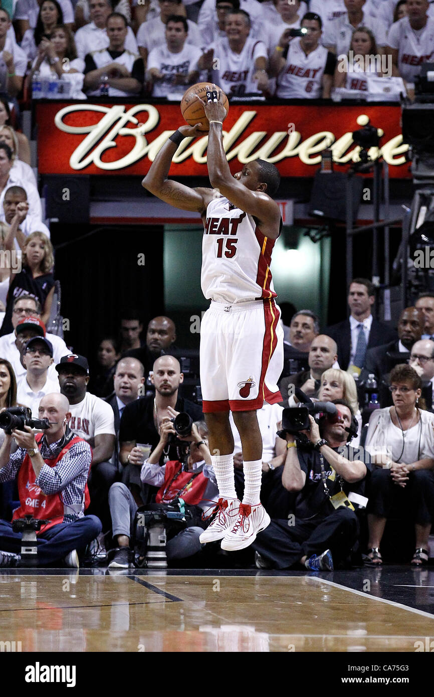19.06.2012. Miami, Florida, USA.  Miami Heat Point Guard Mario Chalmers (15) nimmt einen Jumpshot drei Punkte im ersten Quartal von Spiel 4 der 2012 NBA Finals, Donner bei Hitze, in der American Airlines Arena, Miami, Florida, USA. Stockfoto