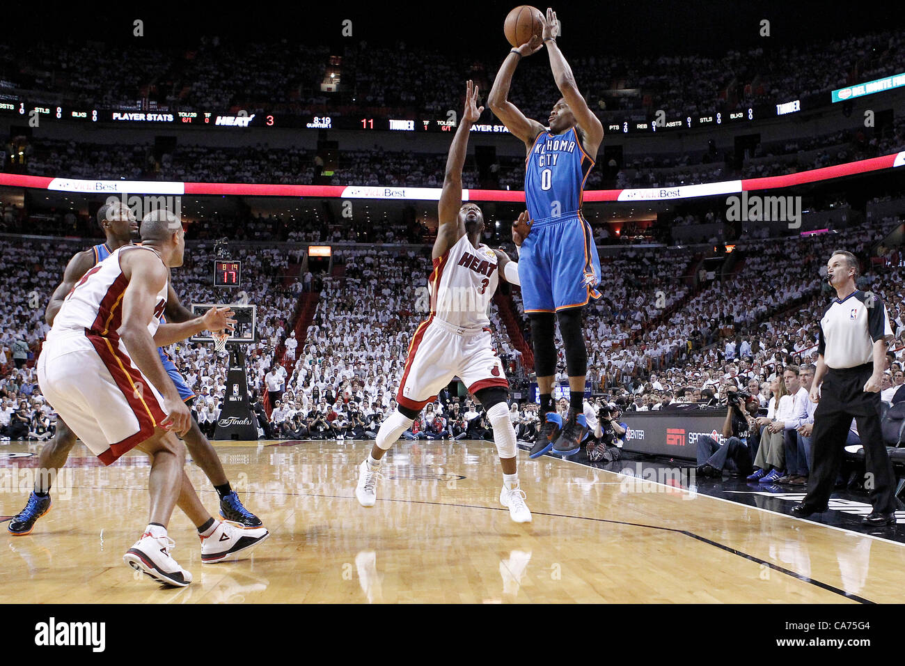19.06.2012. Miami, Florida, USA.  Oklahoma City Thunder Point Guard Russell Westbrook (0) übernimmt ein Jumpshot Miami Heat shooting Guard Dwyane Wade (3) im ersten Quartal von Spiel 4 der 2012 NBA Finals, Donner bei Hitze, in der American Airlines Arena, Miami, Florida, USA. Stockfoto