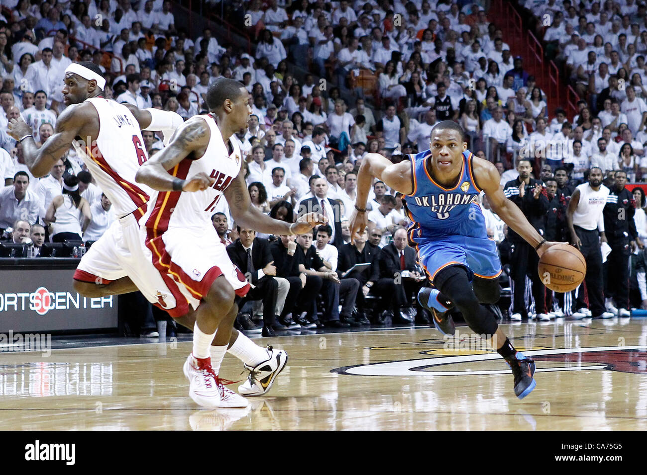 19.06.2012. Miami, Florida, USA.  Oklahoma City Thunder Point Guard Russell Westbrook (0) fährt Vergangenheit Miami Heat Point guard Mario Chalmers (15) im ersten Quartal von Spiel 4 der 2012 NBA Finals, Donner bei Hitze, bei der American Airlines Arena, Miami, Florida, USA. Stockfoto