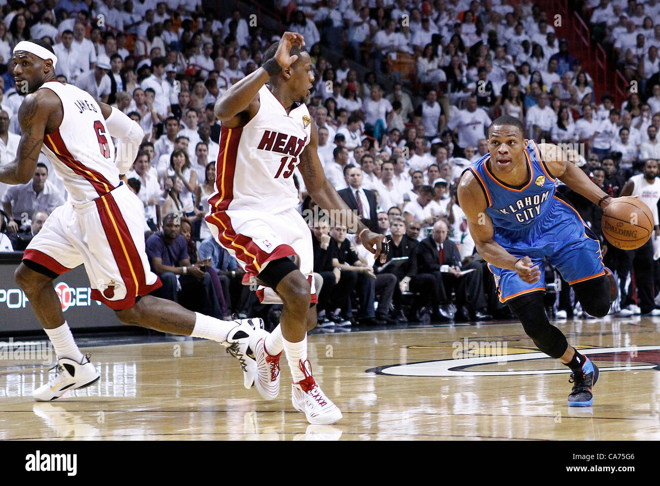 19.06.2012. Miami, Florida, USA.  Oklahoma City Thunder Point Guard Russell Westbrook (0) fährt Vergangenheit Miami Heat Point guard Mario Chalmers (15) im ersten Quartal von Spiel 4 der 2012 NBA Finals, Donner bei Hitze, bei der American Airlines Arena, Miami, Florida, USA. Stockfoto