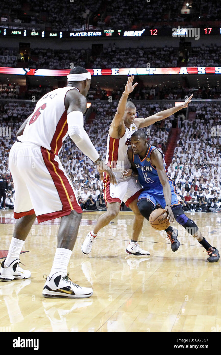 19.06.2012. Miami, Florida, USA.  Oklahoma City Thunder small forward Kevin Durant (35) Vergangenheit, die Miami Heat klein fährt vorwärts Shane Battier (31) im ersten Quartal von Spiel 4 der NBA Finals 2012, Donner bei Hitze, in der American Airlines Arena in Miami, Florida, USA. Stockfoto