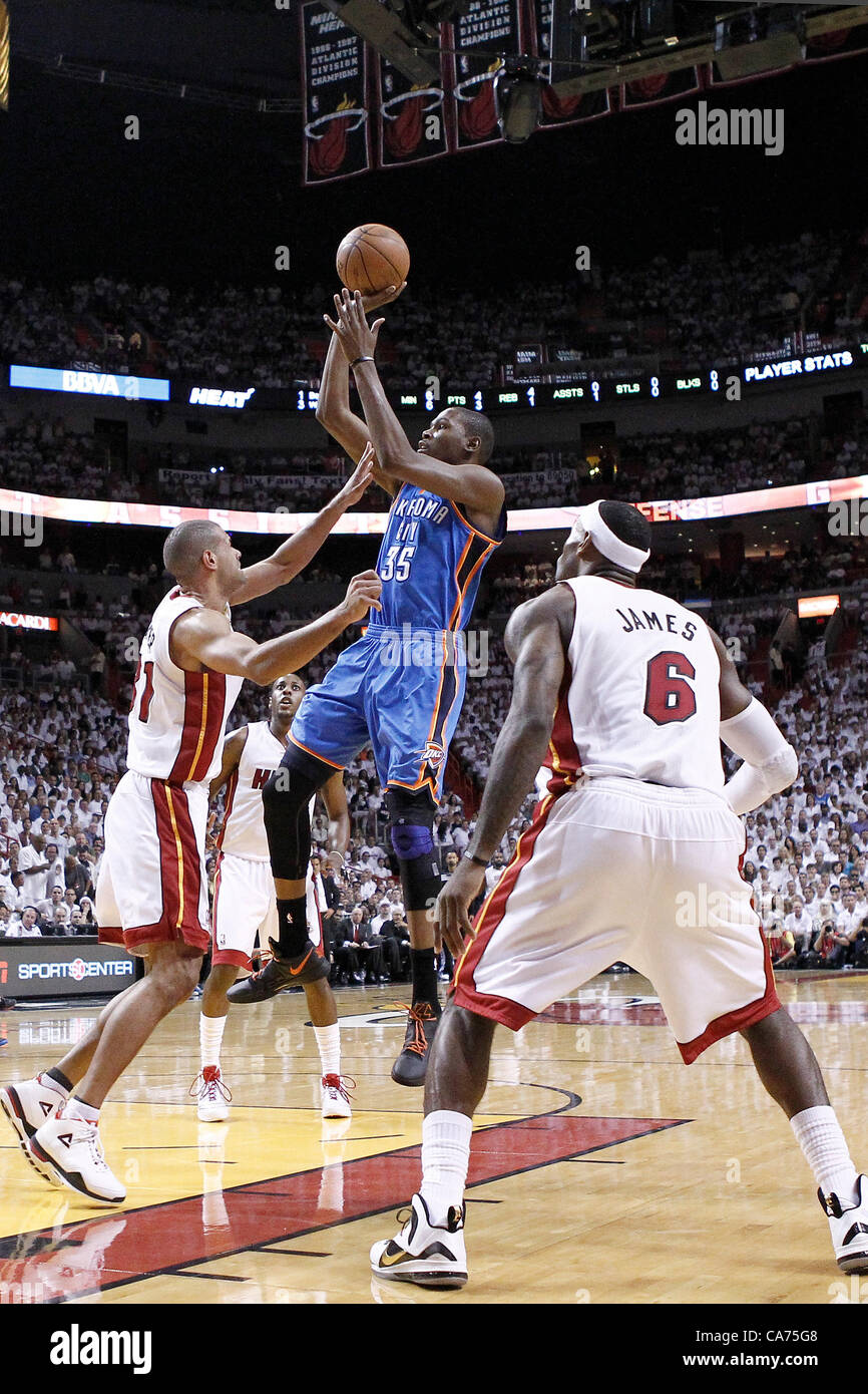 19.06.2012. Miami, Florida, USA.  Oklahoma City Thunder small forward Kevin Durant (35) geht für den Jumpshot über Miami Heat kleine vorwärts Shane Battier (31) im ersten Quartal von Spiel 4 der 2012 NBA Finals, Donner bei Hitze, in der American Airlines Arena, Miami, Florida, USA. Stockfoto