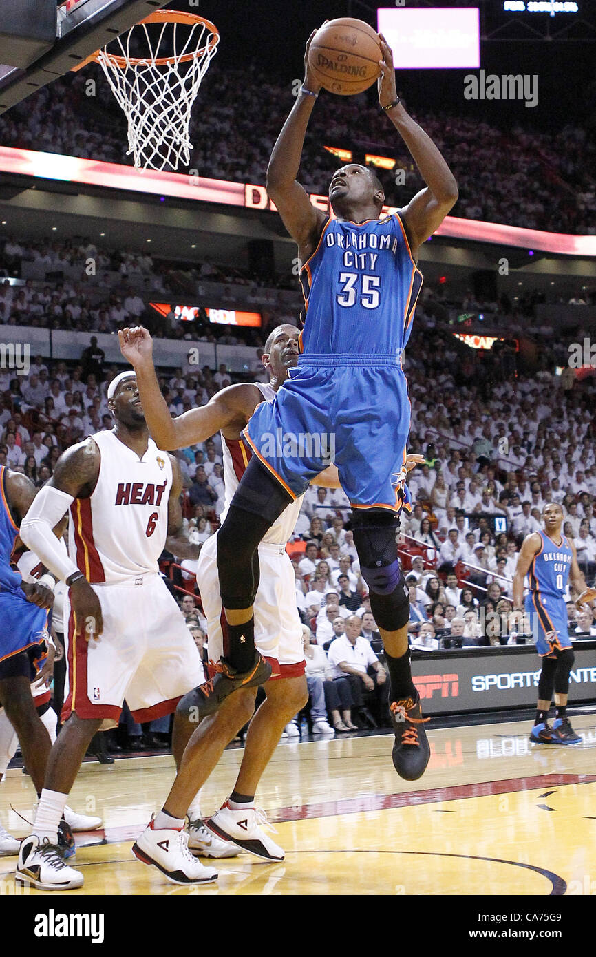 19.06.2012. Miami, Florida, USA.  Oklahoma City Thunder small forward Kevin Durant (35) geht für die Layup im ersten Quartal von Spiel 4 der 2012 NBA Finals, Donner bei Hitze, in der American Airlines Arena, Miami, Florida, USA. Stockfoto