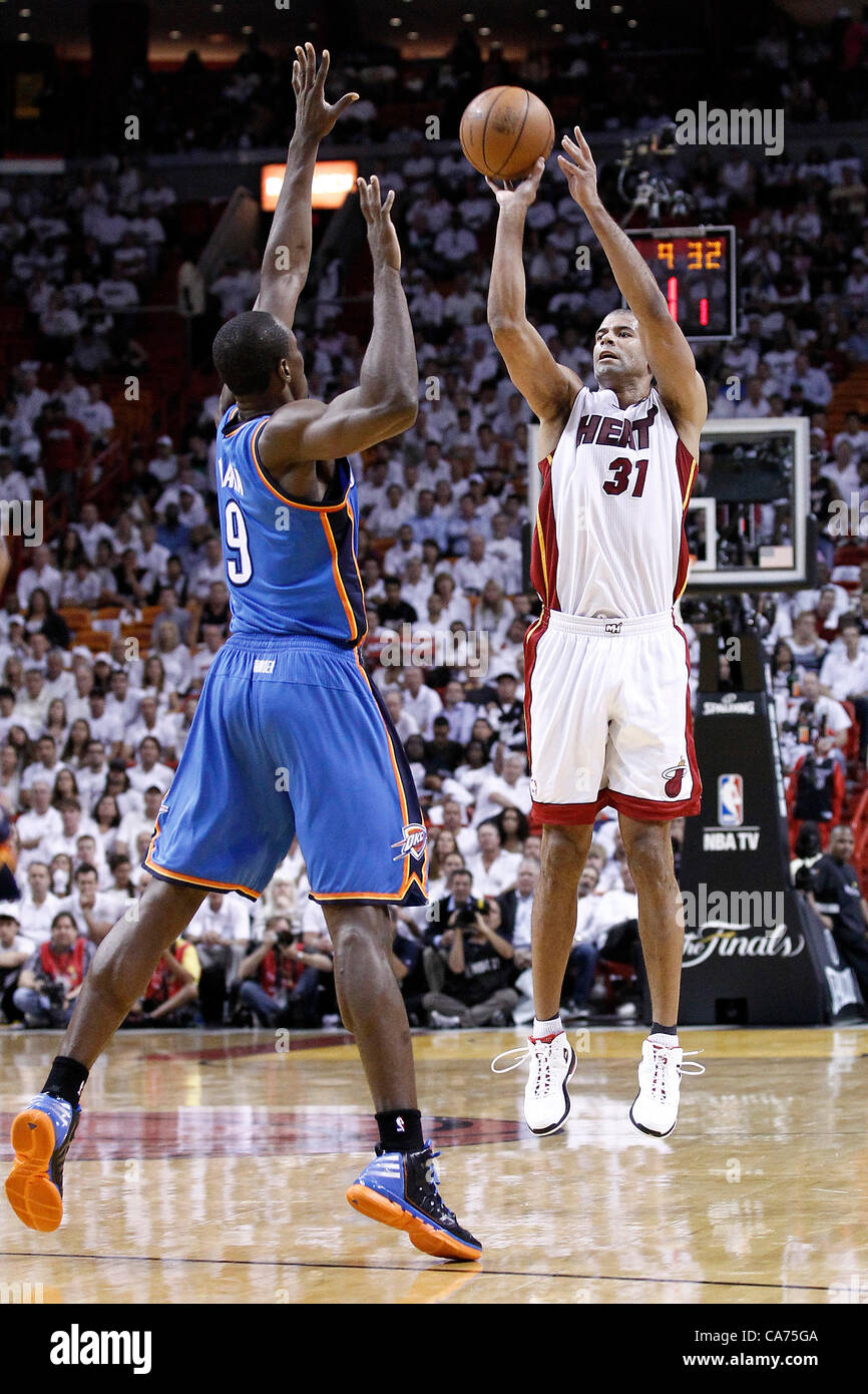 19.06.2012. Miami, Florida, USA.  Miami Heat kleine vorwärts braucht Shane Battier (31) ein drei-Punkte-Jumpshot über Oklahoma City Thunder Power nach vorne Serge Ibaka (9) im dritten Quartal von Spiel 4 der NBA Finals 2012, Donner bei Hitze, in der American Airlines Arena in Miami, Florida, USA. Stockfoto