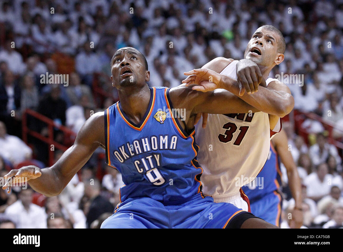 19.06.2012. Miami, Florida, USA.  Oklahoma City Thunder macht, die MIAS vorwärts Serge Ibaka (9) für die Erholung mit Miami Heat kleine vorwärts Shane Battier (31) im dritten Quartal von Spiel 4 der 2012 NBA Finals, Donner bei Hitze, in der American Airlines Arena, Miami, Florida, USA. Stockfoto