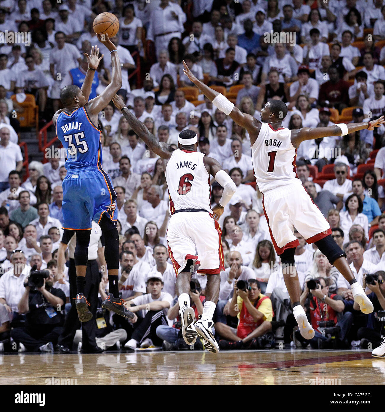 19.06.2012. Miami, Florida, USA.  Oklahoma City Thunder small forward Kevin Durant (35) übernimmt ein Jumpshot Miami Heat small forward LeBron James (6) und Miami Heat macht Chris Bosh (1) nach vorne im dritten Quartal von Spiel 4 der 2012 NBA Finals, Donner bei Hitze, in der American Airlines Arena, Miami, Florida, USA. Stockfoto