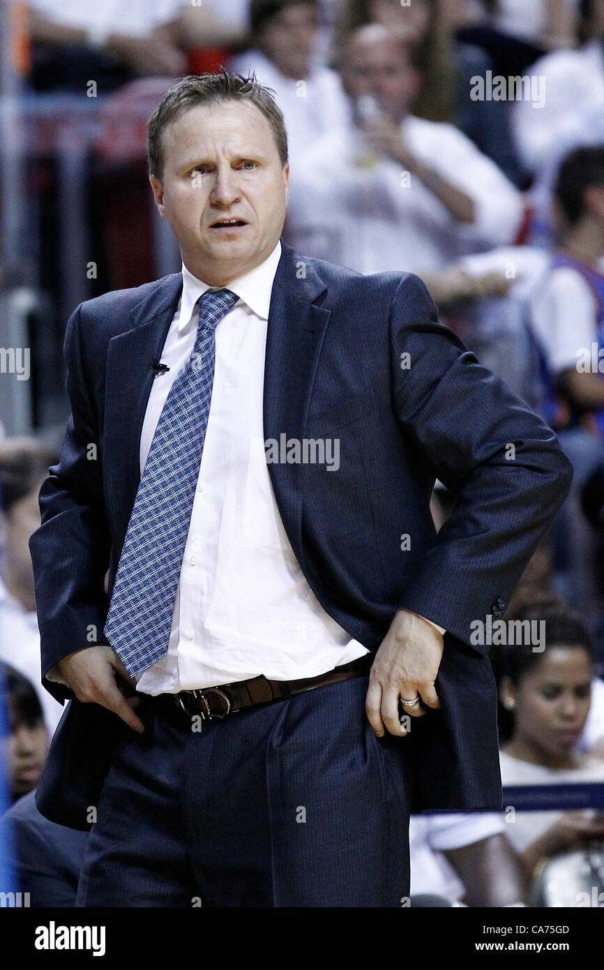 19.06.2012. Miami, Florida, USA.  Oklahoma City Thunder Head Coach Scott Brooks sieht im dritten Quartal von Spiel 4 der 2012 NBA Finals, Donner bei Hitze, in der American Airlines Arena, Miami, Florida, USA niedergeschlagen. Stockfoto
